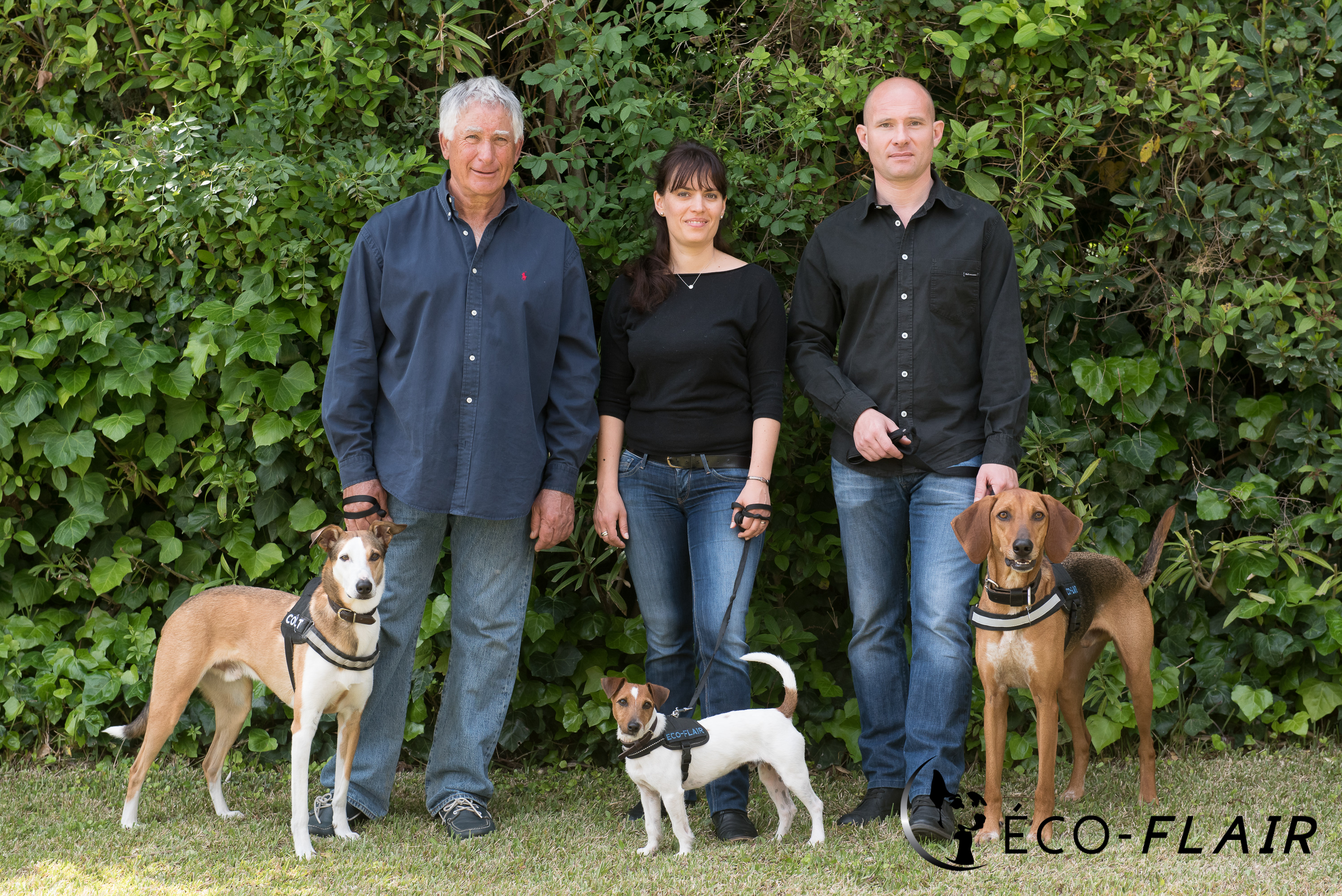 l'équipe d'Eco-Flair, chiens renifleurs et maîtres